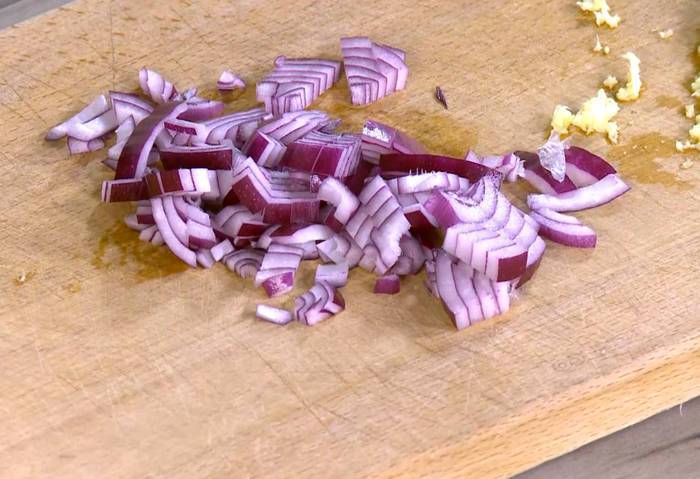 Пряное мясо на листьях цикория 