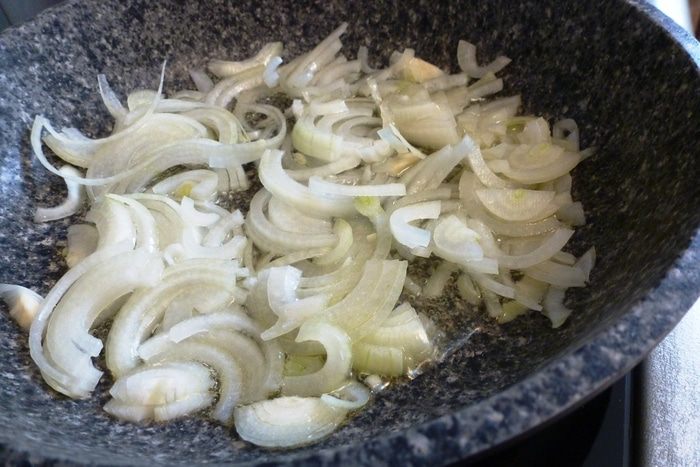Жареный кролик с болгарским перцем и маслинами