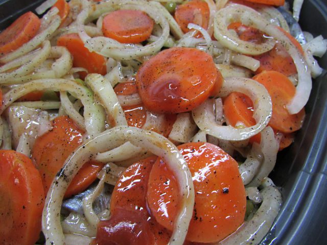 Маринованная скумбрия с овощами