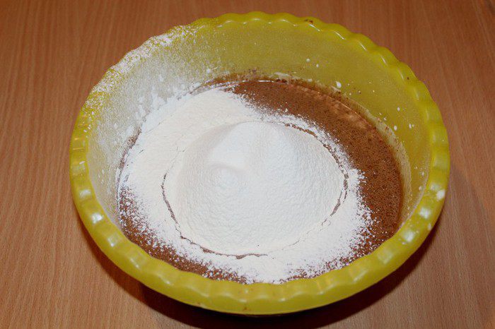Шоколадный пирог с брусникой и орехами