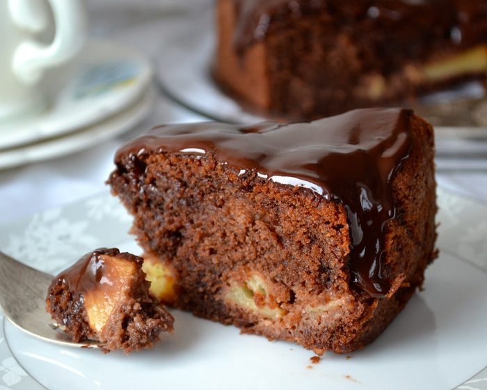 Шоколадный пирог с яблоками