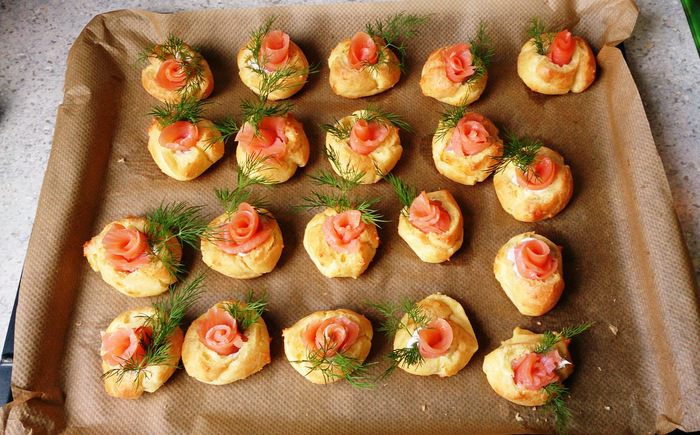 Профитроли с творожным сыром и семгой