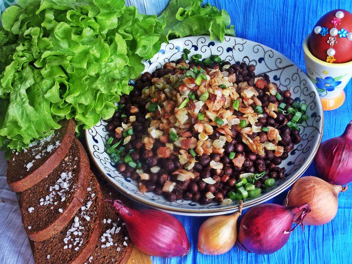 Серый горох с луком и беконом