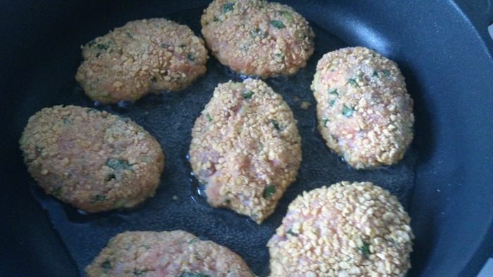 Котлетки из лосося с томатным соусом