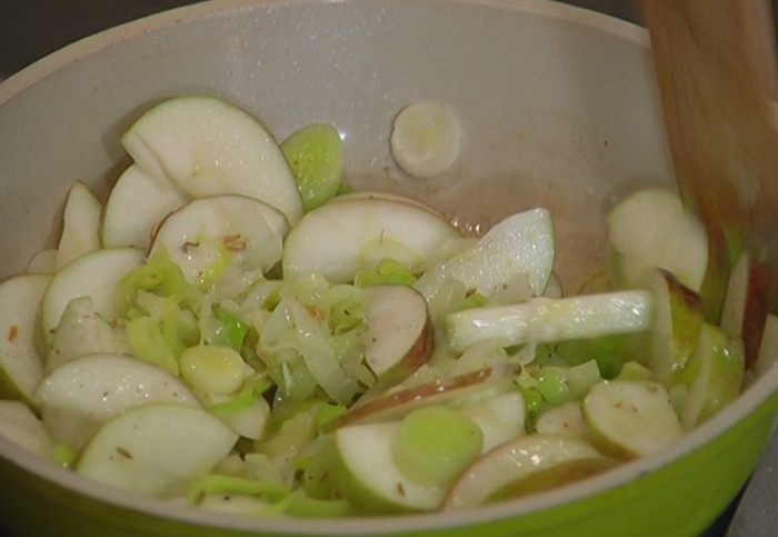 Купаты, запеченные с пореем и яблоками