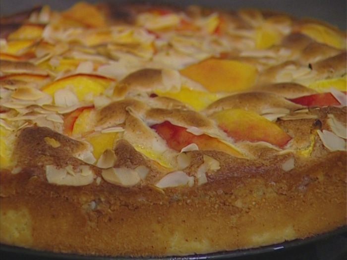 Миндальный торт с персиками