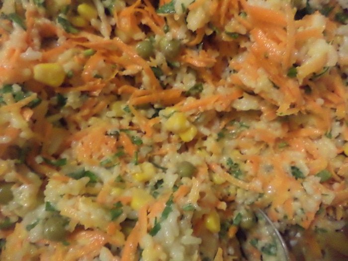 Перец, фаршированный рисом, кукурузой и зелёным горошком