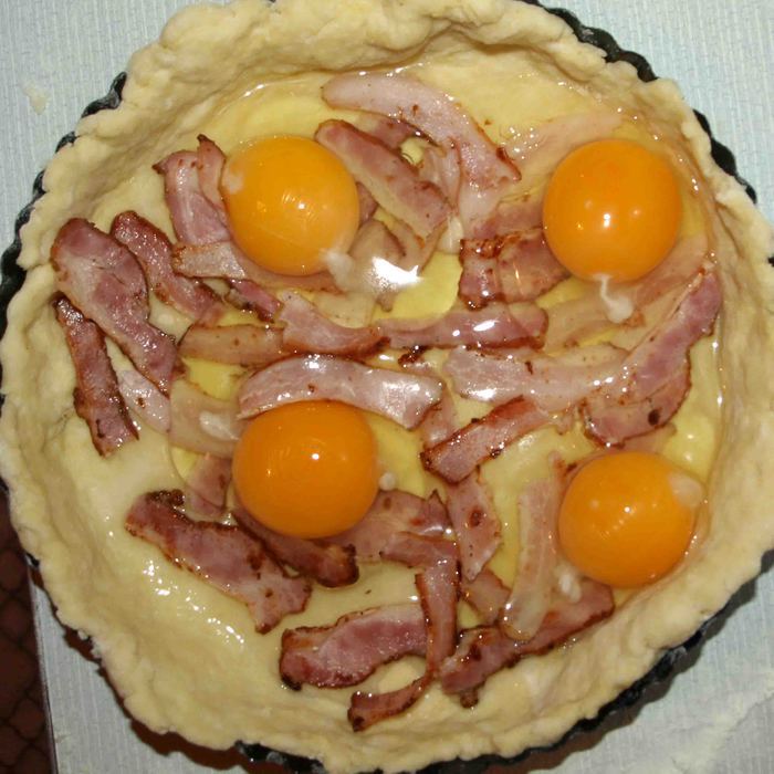 Пирог с беконом и яйцами