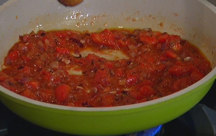 Яйца по-мексикански, запеченные с фасолью 