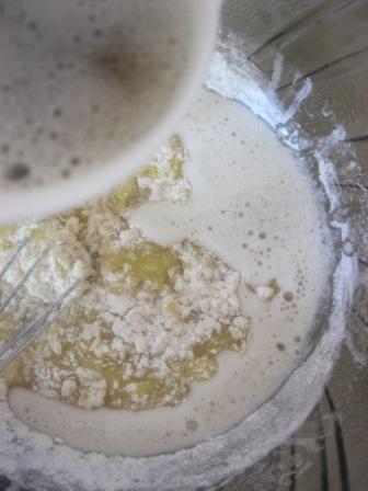 Пряный сливовый пирог на пиве