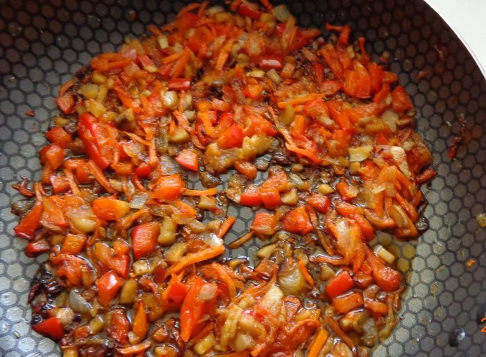 Мясные шарики со шпинатом в слоеном тесте с фаршированными шампиньонами