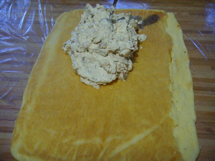 Рулет-суфле с пармезаном и вялеными томатами