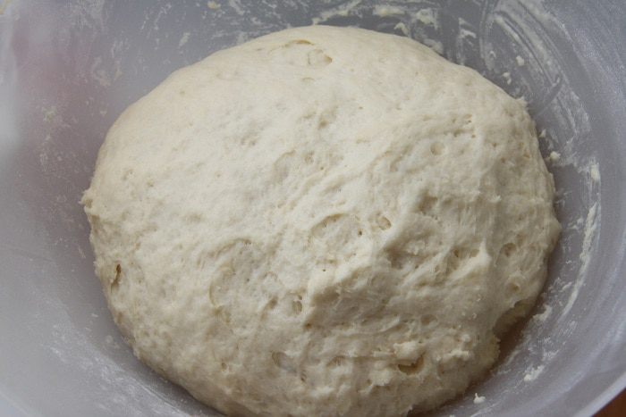 Хлебный завиток с корицей и изюмом