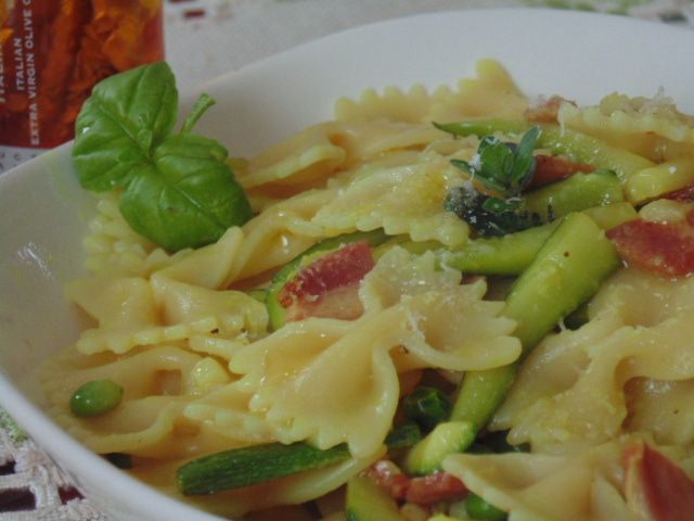 Фарфалле с овощами и ветчиной