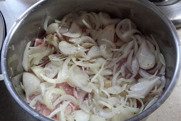Шашлык из свинины в луковом соусе