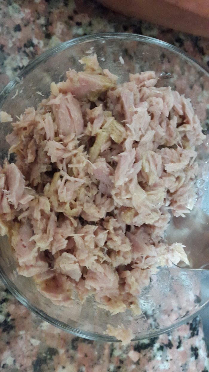 Лаваш с тунцом и шпинатом, запеченный в глиняной тарелке