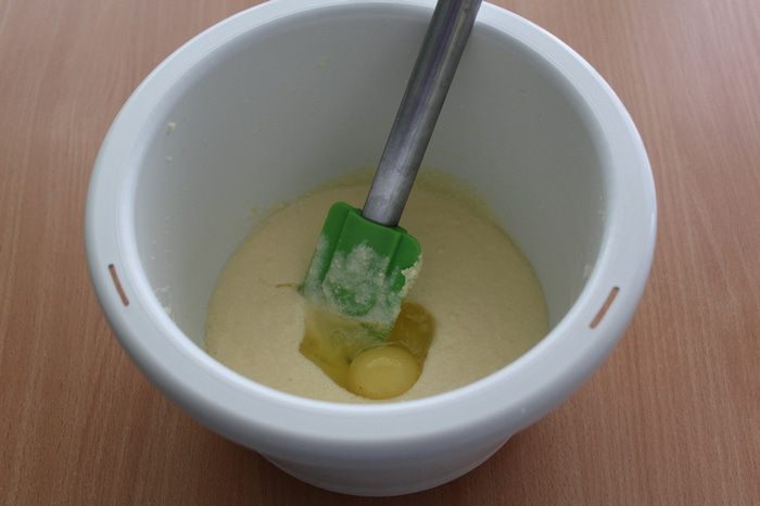 Кекс с марципаном и красной смородиной