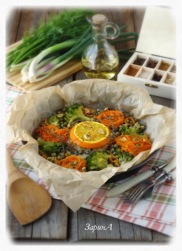 Белая рыба, запеченная с овощами