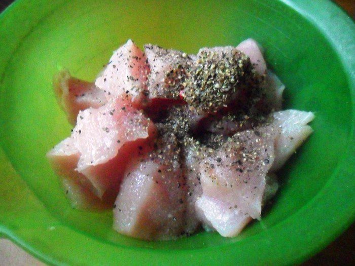 Куриное филе с фасолью в томатном соусе