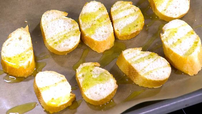 Тосты с лисичками и лимонным сыром 