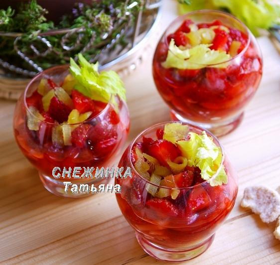 Клубничный десерт с сельдереем под имбирным сиропом