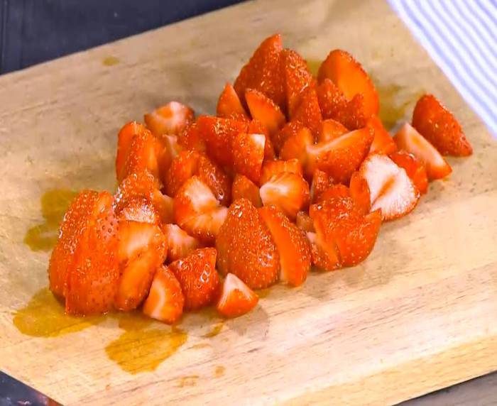 Сладкая брускетта с рикоттой и клубникой 