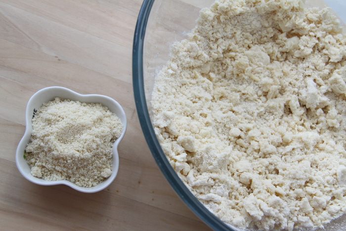 Миндальный тарт с черной смородиной