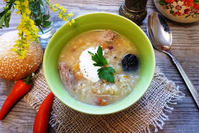 Запорожский капустняк с уткой и копченым черносливом