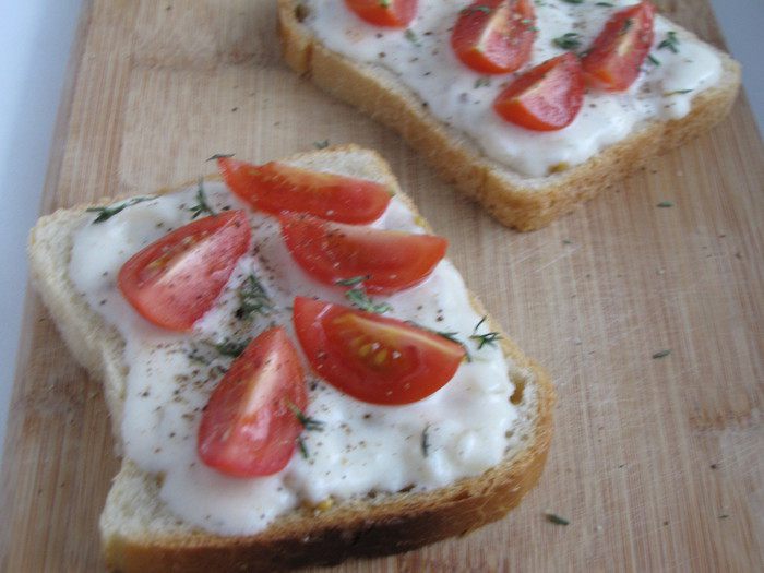 Тосты с сырным соусом и помидорами черри