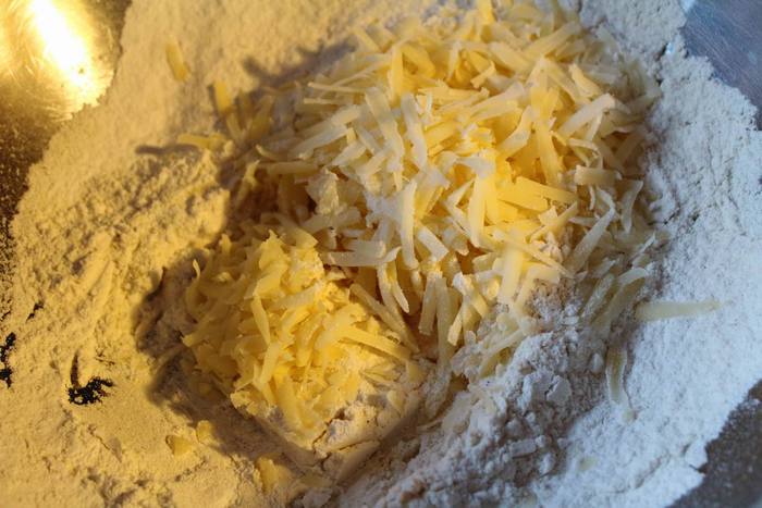 Пирог из кукурузной муки с грибами