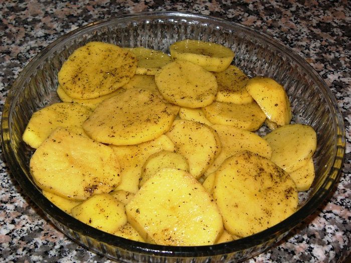 Котлеты с начинкой из шпината под томатным соусом