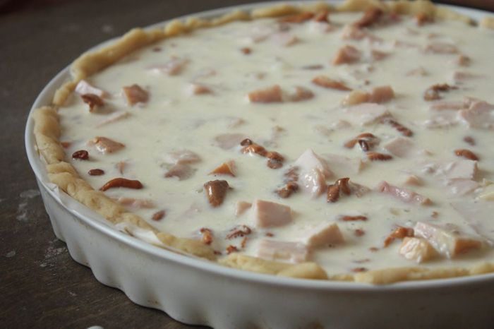 Киш с лисичками и копченой уткой