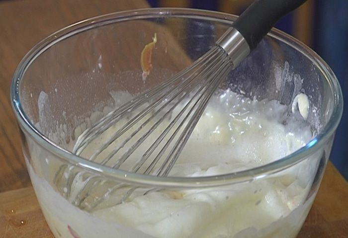 Сырные оладьи с беконом и помидорами 