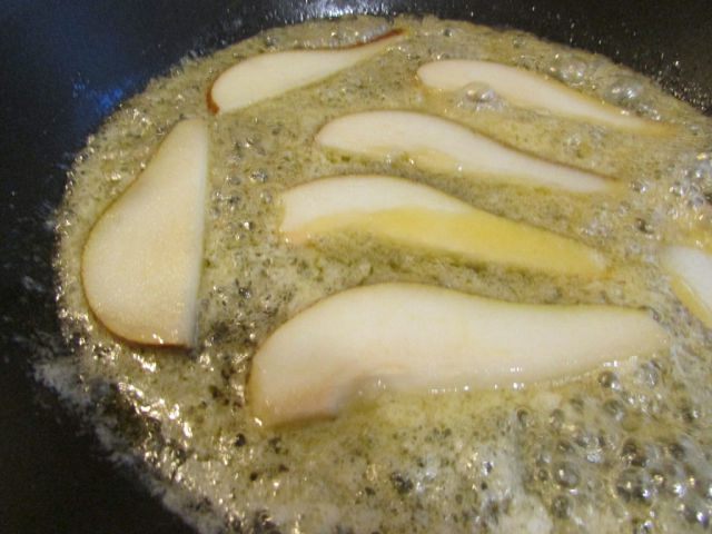 Теплый салат с грушей и голубым сыром