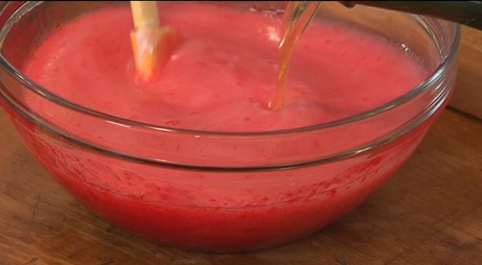 Малиновое желе с пузырьками
