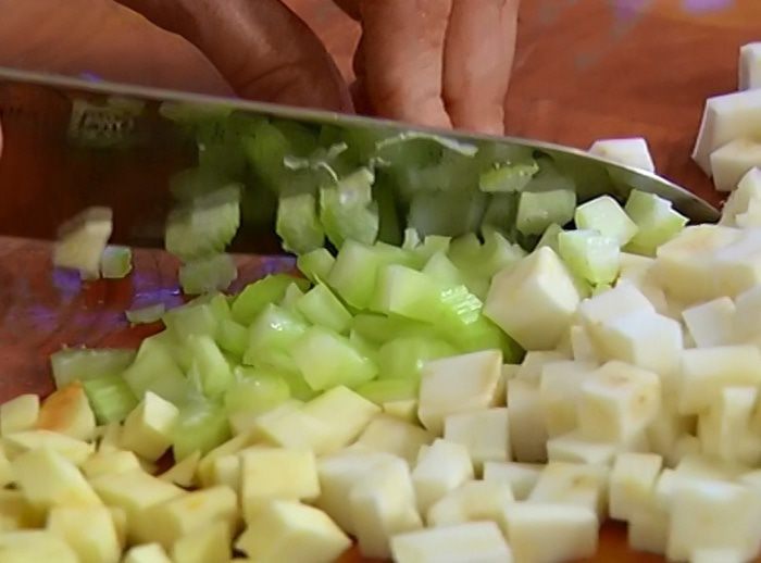 Овощной суп с курицей и яичной лапшой