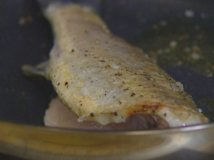 Спагетти с рыбой, изюмом и кедровыми орешками