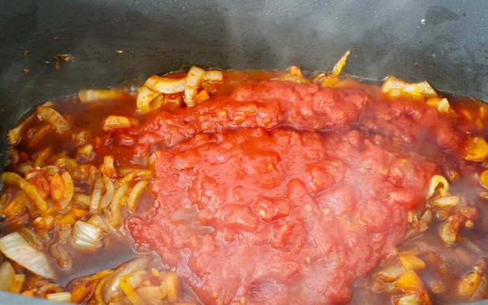 Томленые говяжьи ребрышки с томатно-овощным соусом