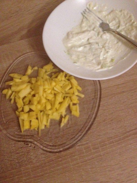 Кусочки курицы в индийской лепешке с манго и лаймовой заправкой