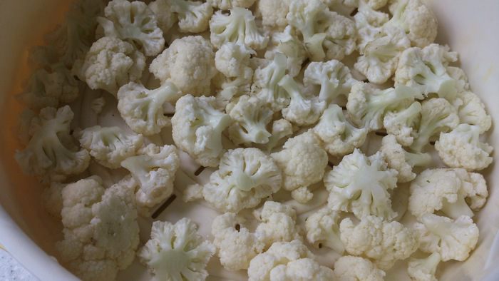 Салат с цветной капустой и йогуртовым соусом