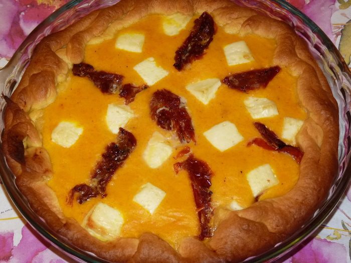 Тыквенный пирог с сыром и вялеными томатами