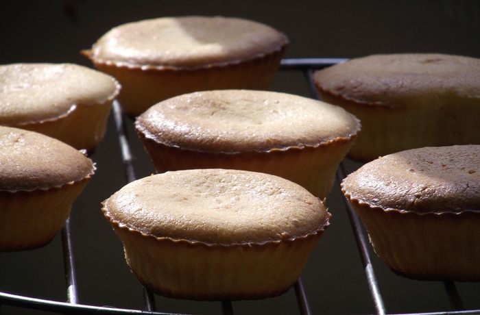 Лимонные капкейки со сливочно-малиновым кремом