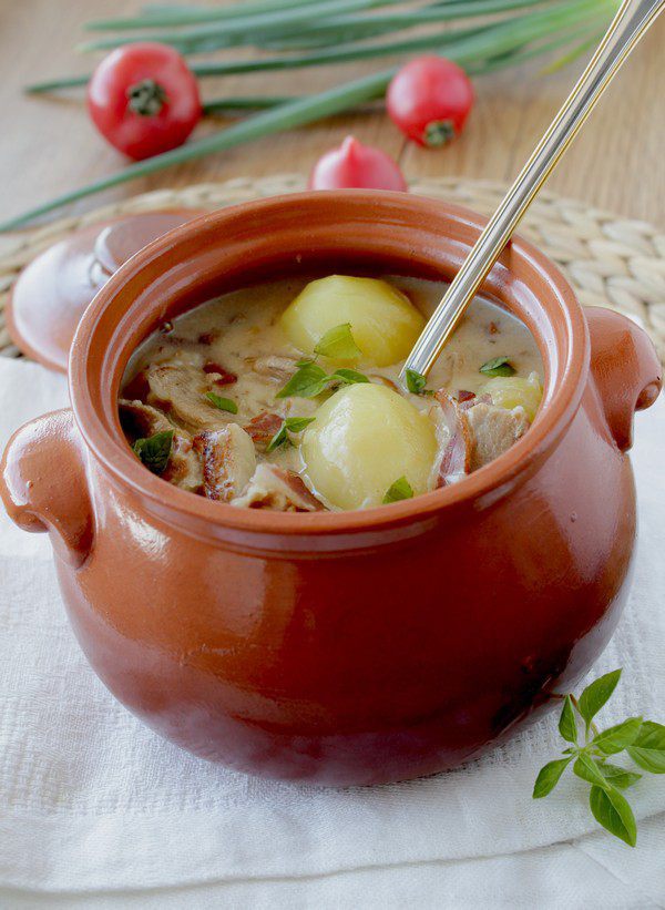 Мясное жаркое в соусе из сливок и белого вина