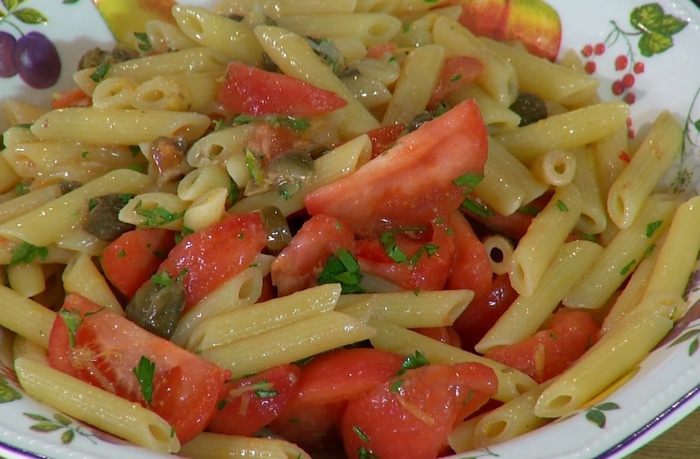 Пенне с помидорами, чили и соусом из анчоусов 