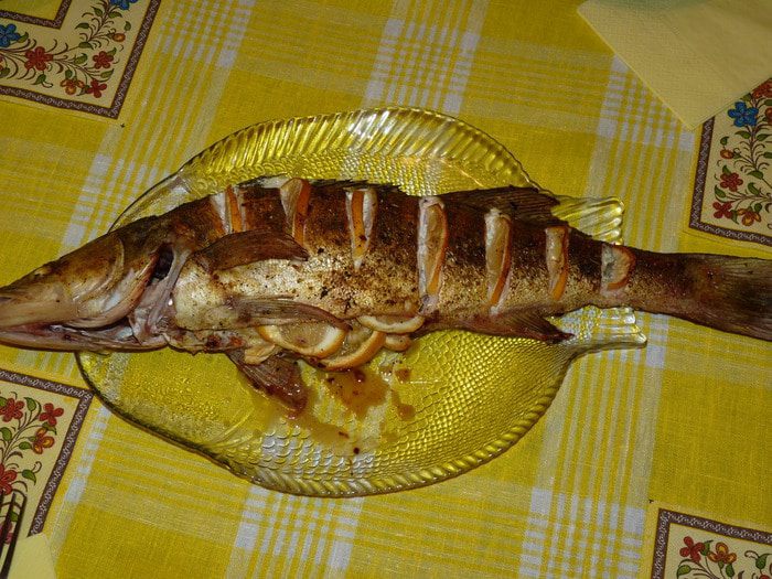 Судак с лимоном и луком