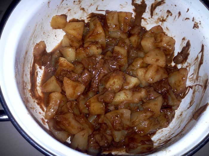 Шоколадный пирог с яблоками