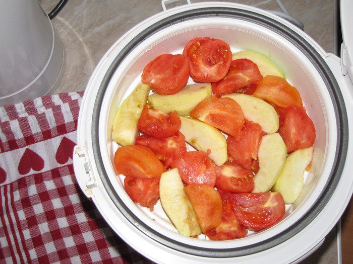 Пряный кетчуп с яблоками и карри
