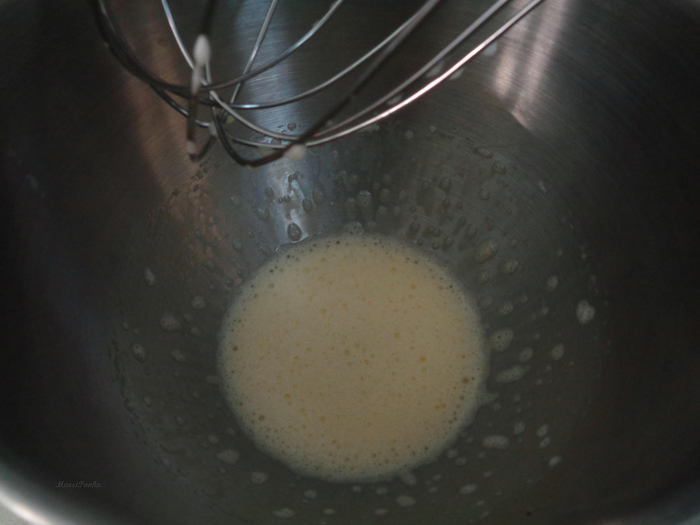 Клубничный бисквитный пирог с цукатами экзотических фруктов