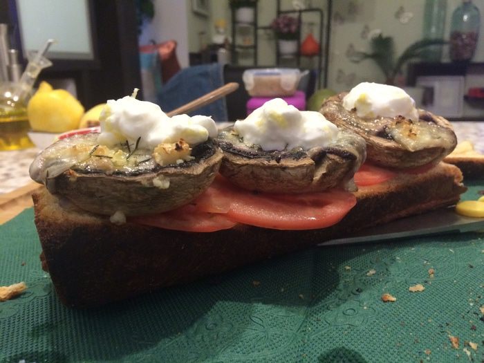 Хрустящий сэндвич с грушами-гриль и запеченными грибами