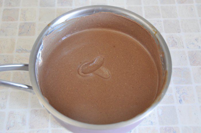 Шоколадный торт с кофейным кремом и хрустящими конфетками 